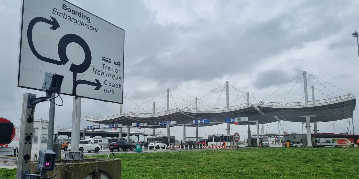 traffic signs directing buses towards the Eurotunnel check-in