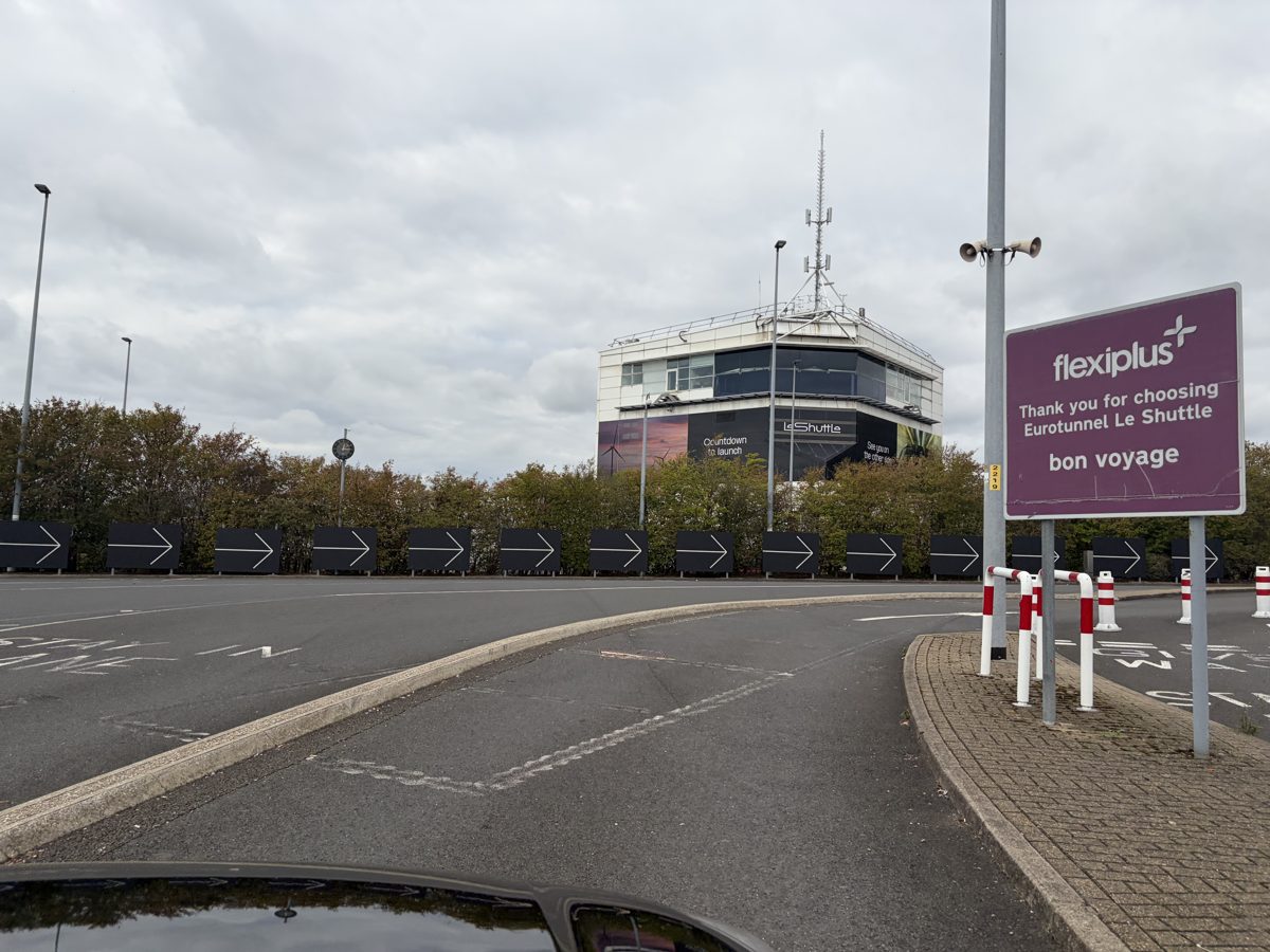 Flexiplus Bon Voyage sign with arrows towards boarding at the Folkestone terminal